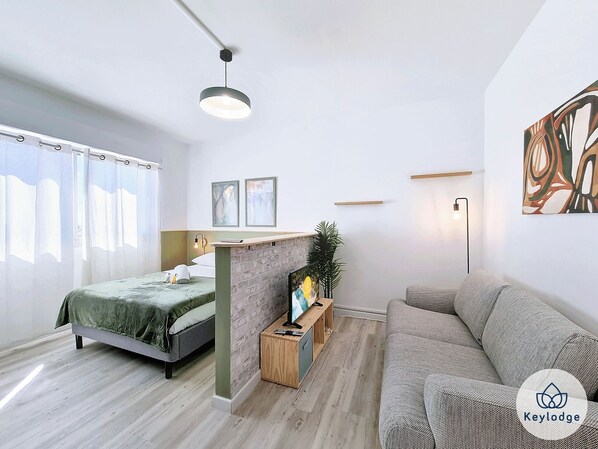 Iron/ironing board, free WiFi, bed sheets