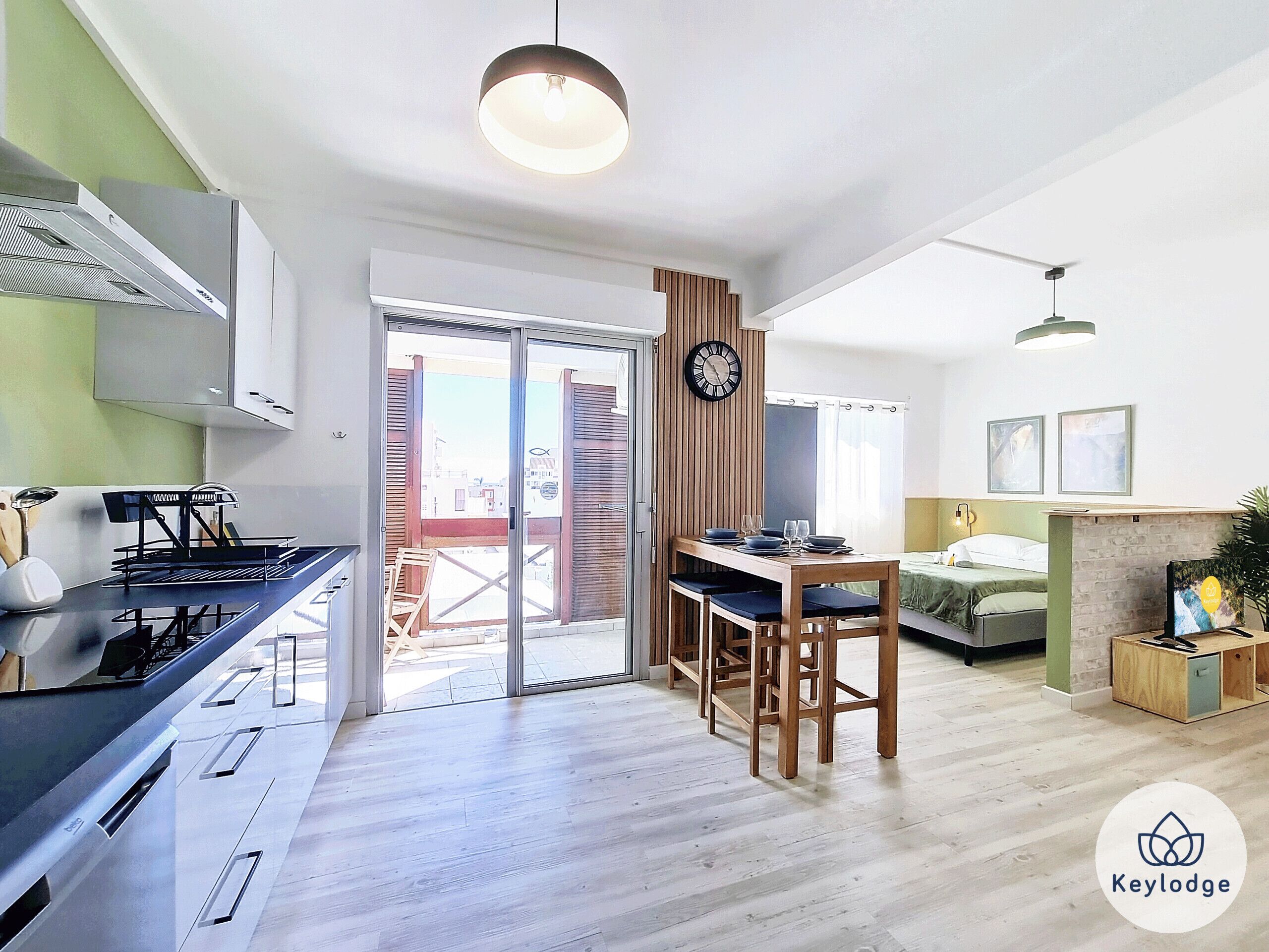 Geladeira, micro-ondas, cafeteira/chaleira, chaleira elétrica