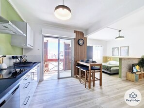 Kühlschrank, Mikrowelle, Wasserkocher mit Kaffee-/Teezubehör