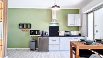 冰箱、微波炉、茶具/咖啡用具、电热水壶