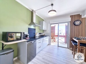 Frigorífic, microones, cafetera i tetera i bullidora elèctrica 