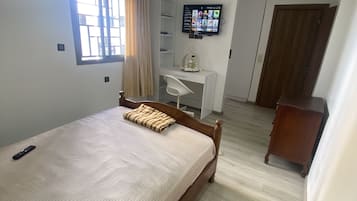 2 bedrooms, desk, iron/ironing board, WiFi