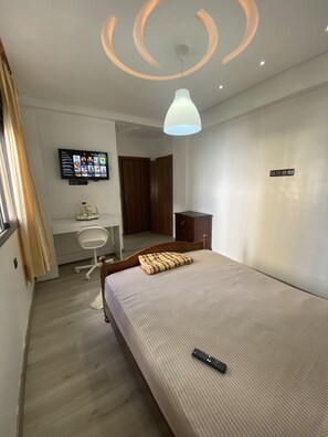 2 soverom, skrivebord, strykejern/-brett og wi-fi