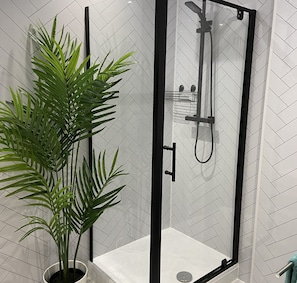 Shower, hair dryer, towels - Waimea Apartment 1| Best Location, Beach Front, Parking, Scarborough (North Yorkshire)