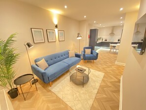 TV - Waimea Apartment 1| Best Location, Beach Front, Parking, Scarborough (North Yorkshire)