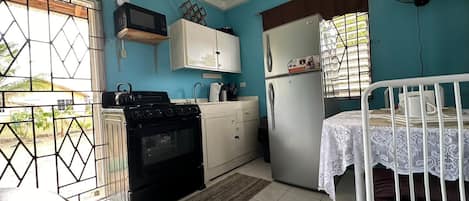 Een koelkast, een magnetron, een oven, een kookplaat