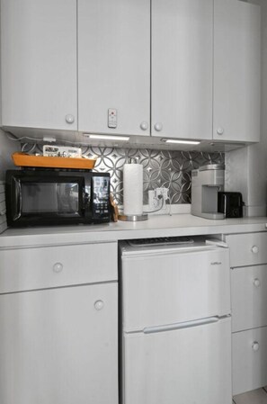 Compact kitchenette with fridge - Pool/Valet/beach&dining/Yacht StudioWBalcony (Palm Beach)