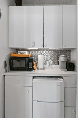 Kitchenette with microwave and coffee - Pool/Valet/beach&dining/Yacht StudioWBalcony (Palm Beach)