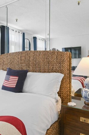 Woven headboard and bedside lamp - Pool/Valet/beach&dining/Yacht StudioWBalcony (Palm Beach)