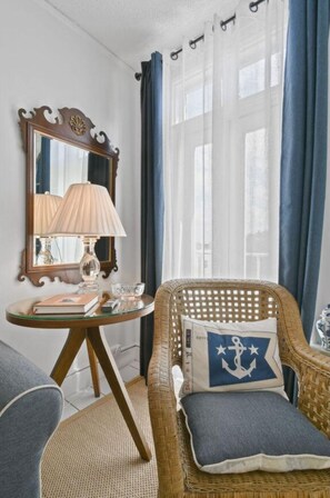 Cozy reading chair by the window - Pool/Valet/beach&dining/Yacht StudioWBalcony (Palm Beach)