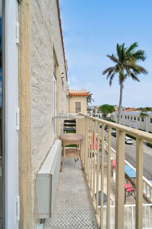 Narrow balcony with seating - Pool/Valet/beach&dining/Yacht StudioWBalcony (Palm Beach)