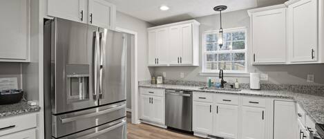 Utensilios de cocina y mesa de comedor