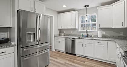 Pet & Family-Friendly 4BR, Sports Court Near NGU