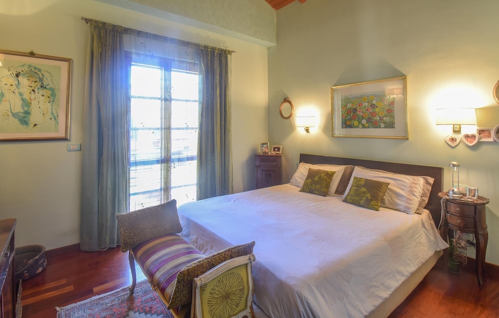 This Spacious Vacation Home With A Large Garden And Pool Is Located Just Outside Rome. - Roma