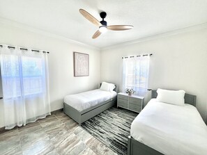 2 habitaciones, tabla de planchar con plancha y wifi gratis 
