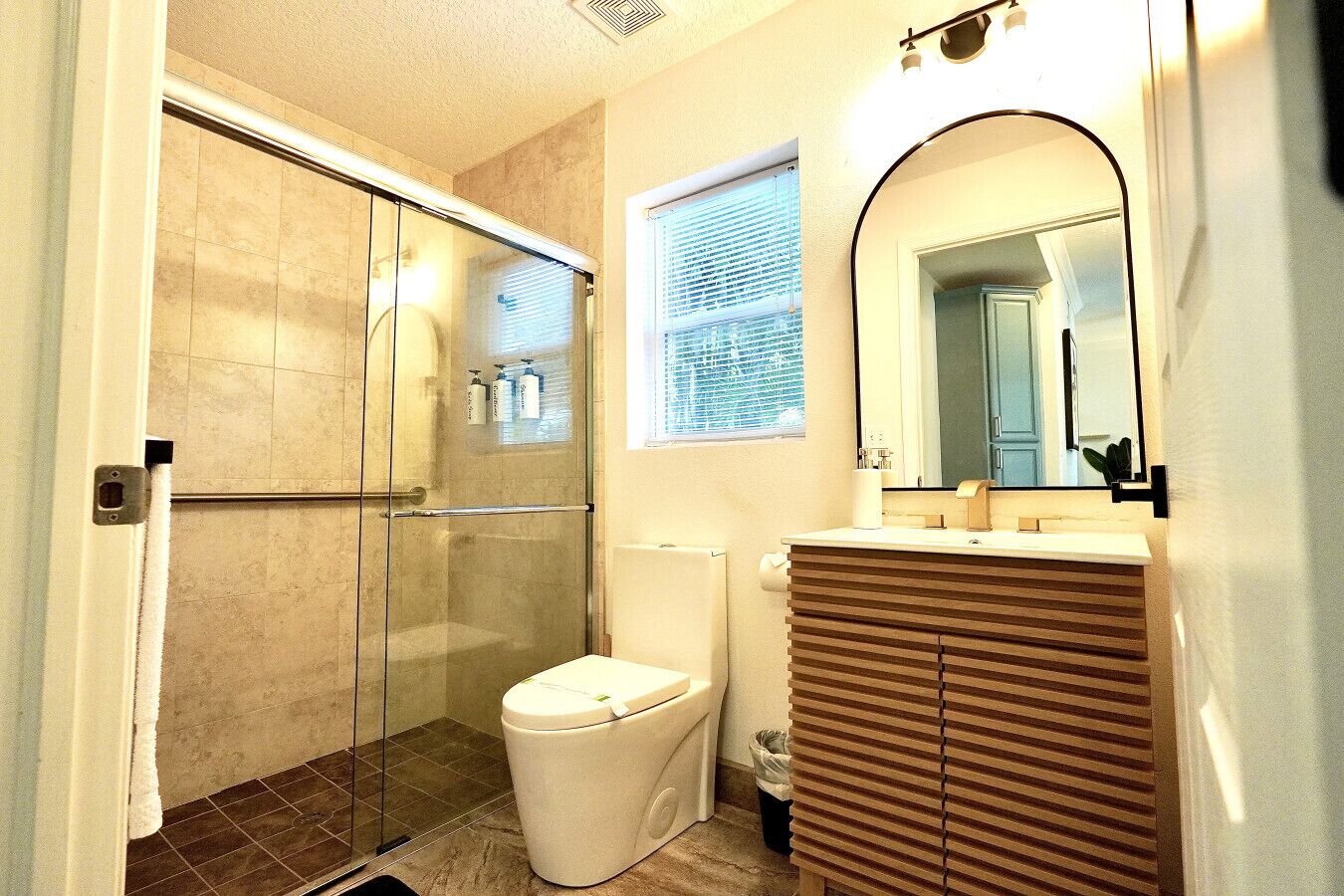 Een douche, een haardroger, handdoeken, zeep