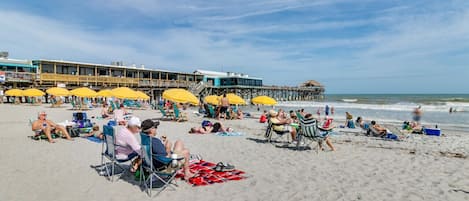 Plage à proximité, chaise longue, serviettes de plage