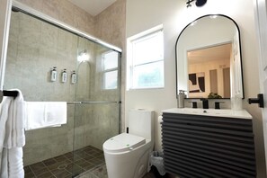 Secador de cabelo, toalhas de banho, sabonete, shampoo
