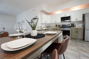 Kylskåp, mikrovågsugn, ugn och spishäll