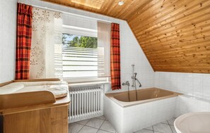 Shower, hair dryer - Nice home in Tossens with WiFi (Tossens)