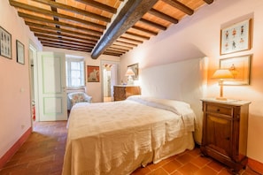 4 habitaciones, tabla de planchar con plancha, wifi y ropa de cama