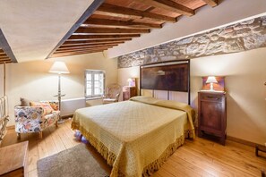 Une chambre à coucher avec un lit, une chaise, une lampe et une armoire.