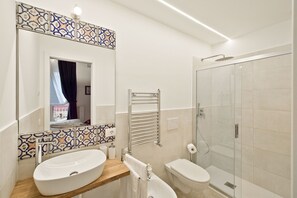 Ducha, secador de pelo, bidet, toallas