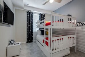 2 slaapkamers, een strijkplank/strijkijzer, reisbedje, wifi