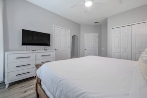 4 bedrooms, iron/ironing board, travel crib, WiFi - TH10 - Near Convention Center, Universal and EPIC (Orlando)