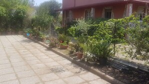 Property grounds - LA Vigna FOR Family P1022 (Capoterra)