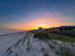 On the beach - Salt Life - charming beachfront cottage! Steps to the beach! (Oak Island)
