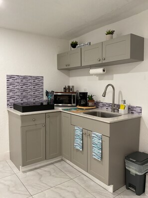 Een microgolfoven, een kookplaat