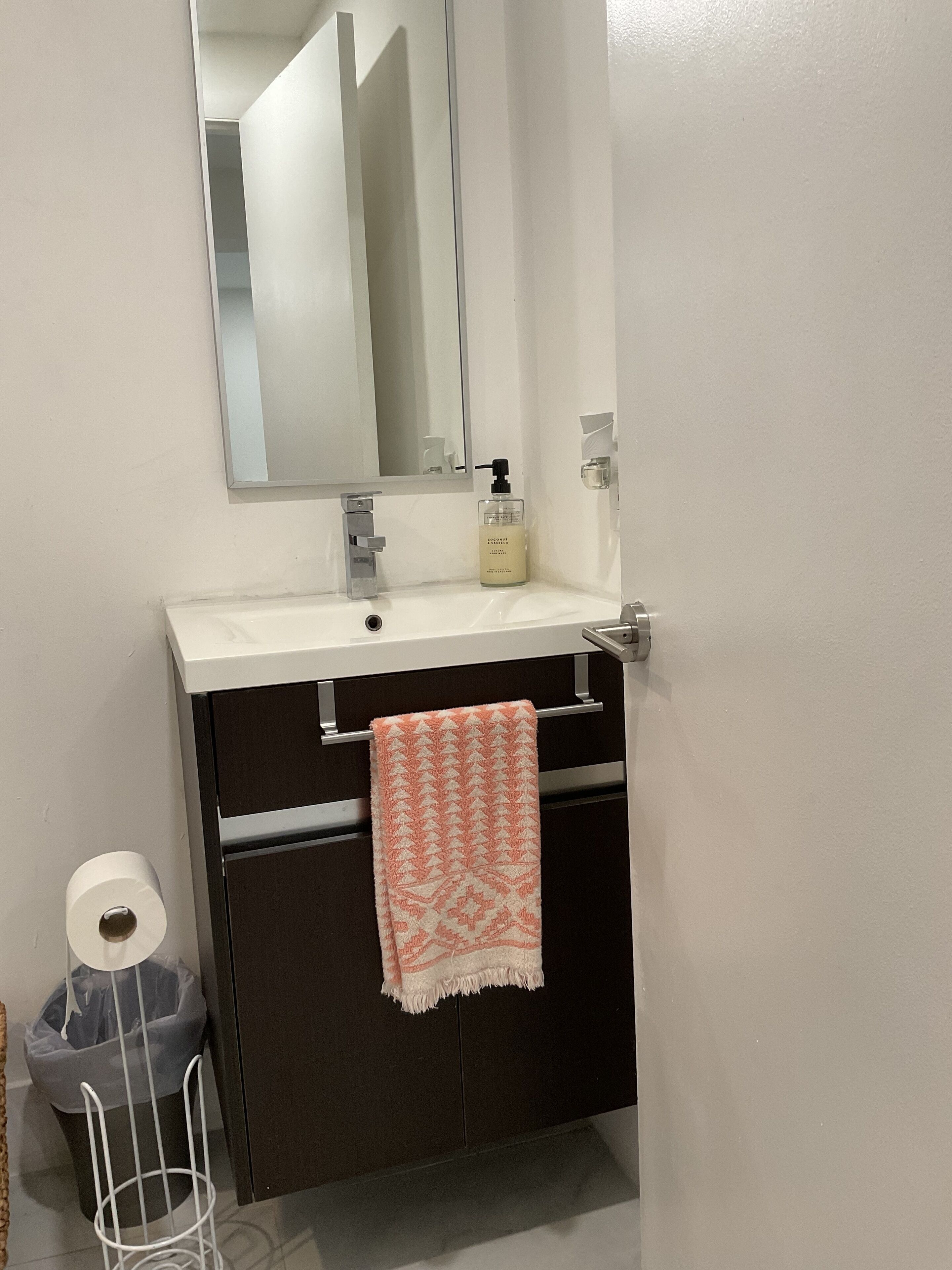 Sèche-cheveux, serviettes fournies, savon, papier toilette