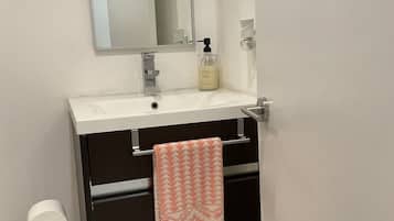 SĂšche-cheveux, serviettes fournies, savon, papier toilette