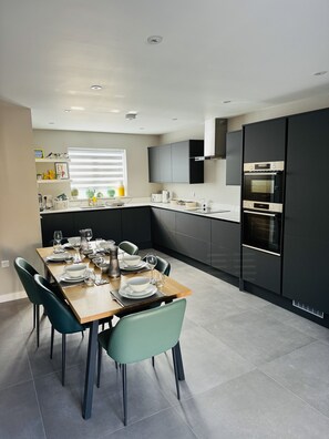 Fridge, microwave, oven, stovetop - Lucky 13, Modern Living on the Yorkshire Wolds Way, UK (South Cave)