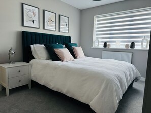 3 bedrooms, iron/ironing board, travel crib, free WiFi - Lucky 13, Modern Living on the Yorkshire Wolds Way, UK (South Cave)