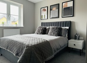 3 bedrooms, iron/ironing board, travel cot, free WiFi - Lucky 13, Modern Living on the Yorkshire Wolds Way, UK (South Cave)