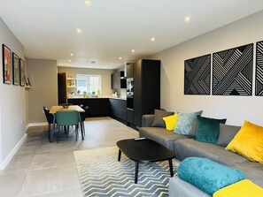 Smart TV, books - Lucky 13, Modern Living on the Yorkshire Wolds Way, UK (South Cave)