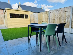 Outdoor dining - Lucky 13, Modern Living on the Yorkshire Wolds Way, UK (South Cave)