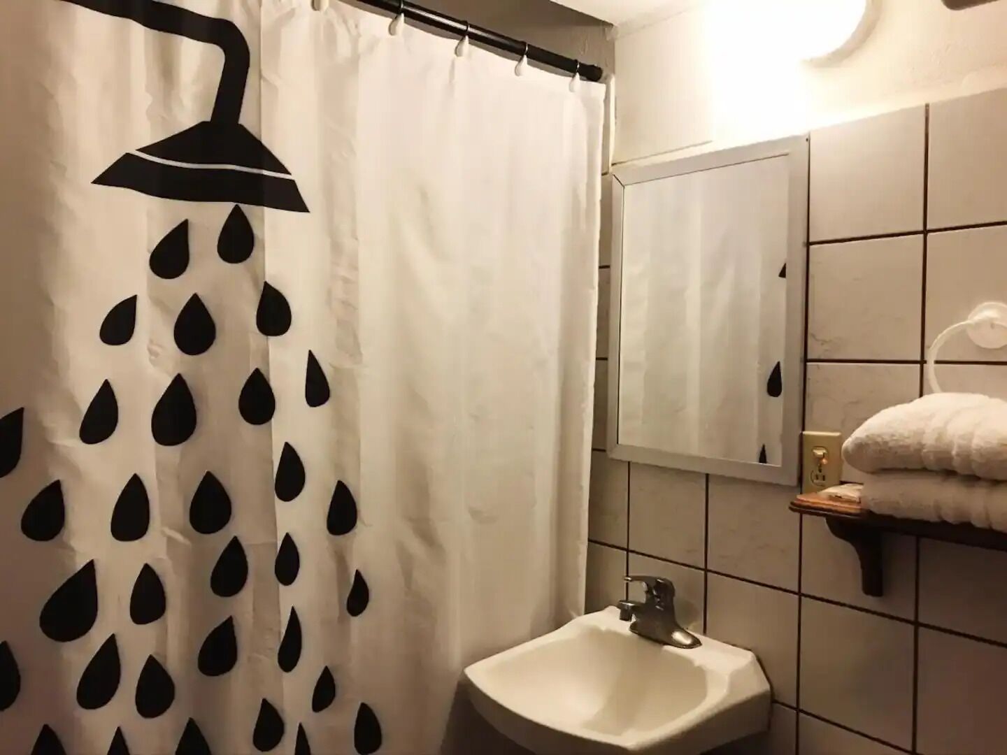 Douche, serviettes fournies, savon, papier toilette