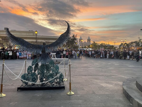 A sculpture of a mythical creature with outstretched wings, surrounded by a rope barrier. - Traveller's place with the best location!
(San José del Cabo)