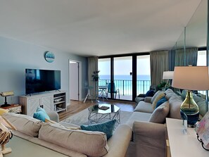 Kondominium, 1 Tempat Tidur King dengan tempat tidur Sofa, balkon (#704 - No Pets) | Area keluarga | Televisi layar datar 42-inci dengan saluran TV kabel dan TV