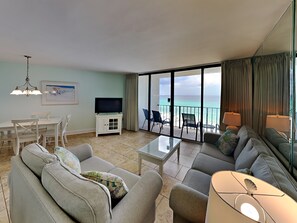 Kondominium, Beberapa Tempat Tidur, balkon, pemandangan samudra (#910 - No Pets) | Area keluarga | Televisi layar datar 42-inci dengan saluran TV kabel dan TV