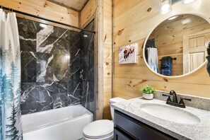 Serviettes fournies, savon, shampooing, papier de toilette