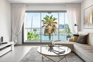 TV - Marina Waterfront Haven by Sea N' Rent (Herzliya)