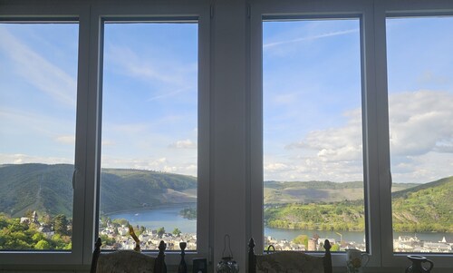 Little Rhine View Château (UG):  Ferienwohnung an der größten Rheinschleife.