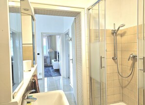 Douche, sèche-cheveux, serviettes fournies, savon