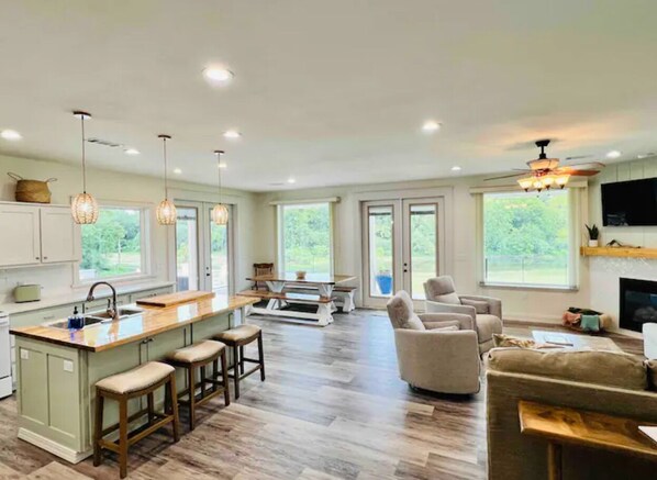 Smart TV, fireplace - Crawford's Lookout a.k.a-CLO ~ Private RiverFront ~ Outdoor Entertainment Patio (Glenwood)