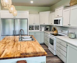 Fridge, microwave, oven, stovetop - Crawford's Lookout a.k.a-CLO ~ Private RiverFront ~ Outdoor Entertainment Patio (Glenwood)