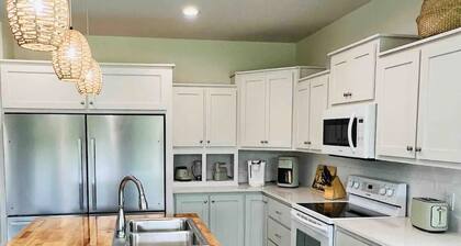 Crawford's Lookout a.k.a-CLO ~ Private RiverFront ~ Outdoor Entertainment Patio